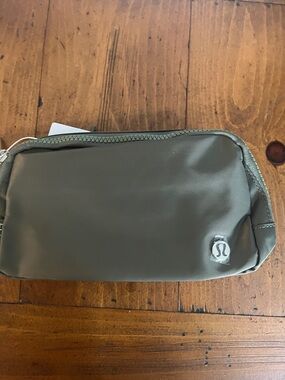 NWT Lululemon Everywhere Belt Bag in Green